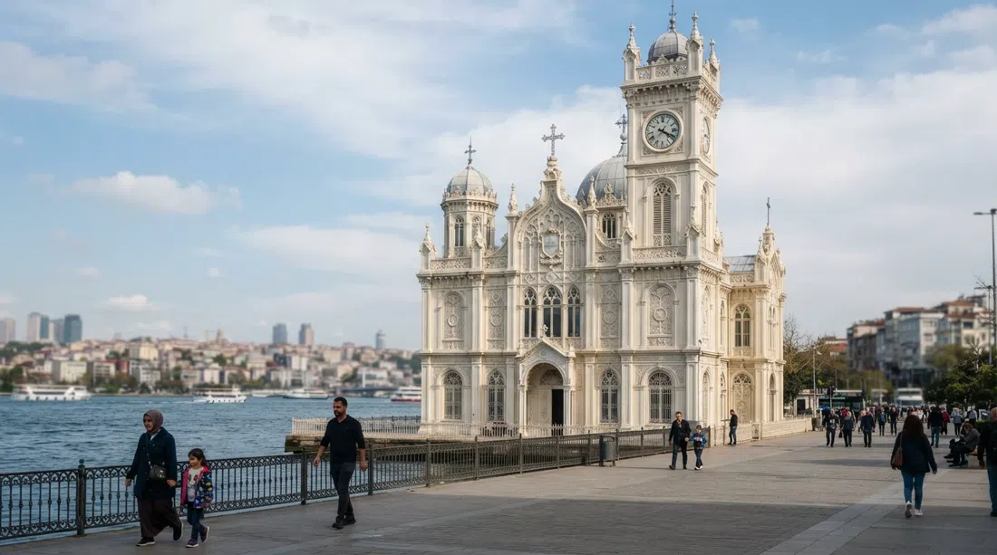 la fachada de hierro fundido de la Iglesia Búlgara de San Esteban en la orilla del Cuerno de Oro, brillando pálida a la luz del día