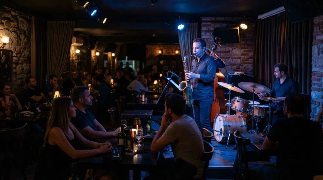 Nardis Jazz Club unter dem Galata-Turm, ein dämmriger intimer Raum mit einer kleinen Bühne, dicht beieinander stehenden Tischen und blauem Licht, das das Messing eines Saxophons einfängt