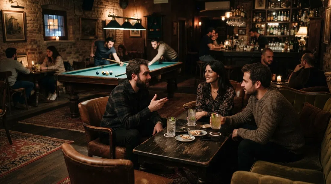 Karloff a Topağacı, interno di speakeasy con luce soffusa, mobili antichi, posti a sedere imbottiti, un tavolo da biliardo e bicchieri da cocktail