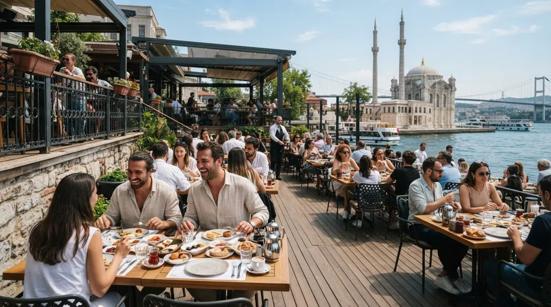 las terrazas al aire libre de The House Cafe Ortaköy frente al Bósforo, mesas preparadas para brunch con el agua al fondo