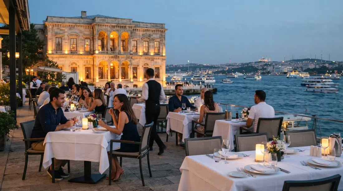 terraza de Lokanta Feriye en el Bósforo con luz cálida de atardecer, manteles blancos y el agua visible más allá del palacio restaurado