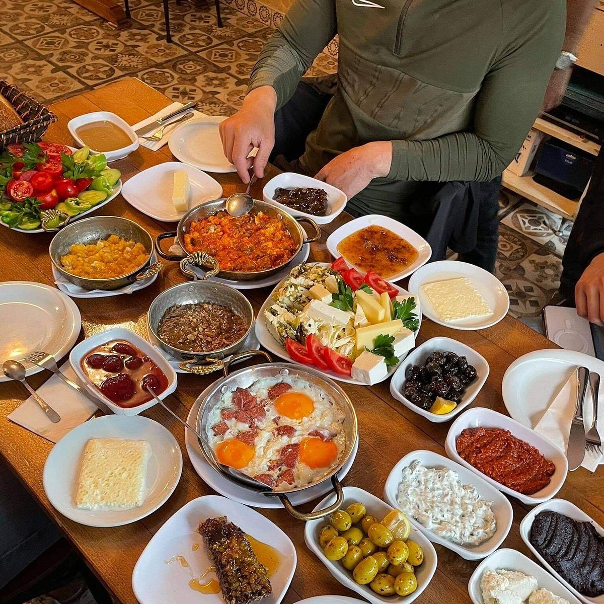 The kahvaltı spread of honey, kaymak and cacık laid out at Van Kahvaltı Evi on Defterdar Yokuşu